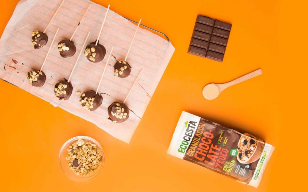 Piruletas de proteína con granola sin gluten