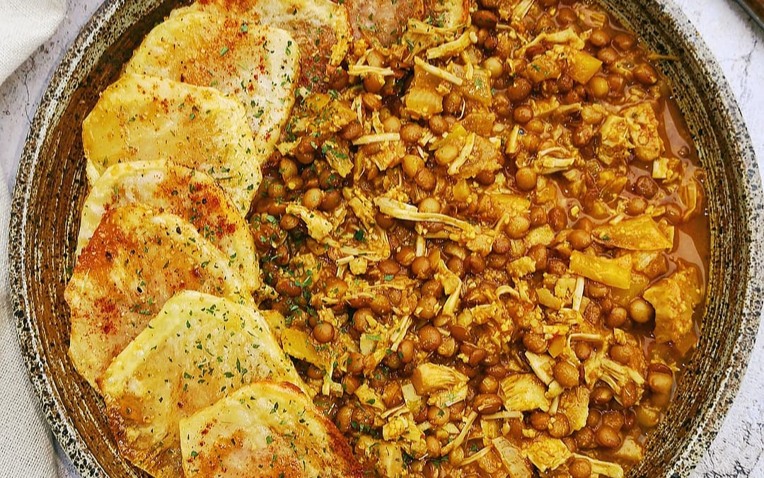 Lentejas al curry con jackfruit y rodajas de patata