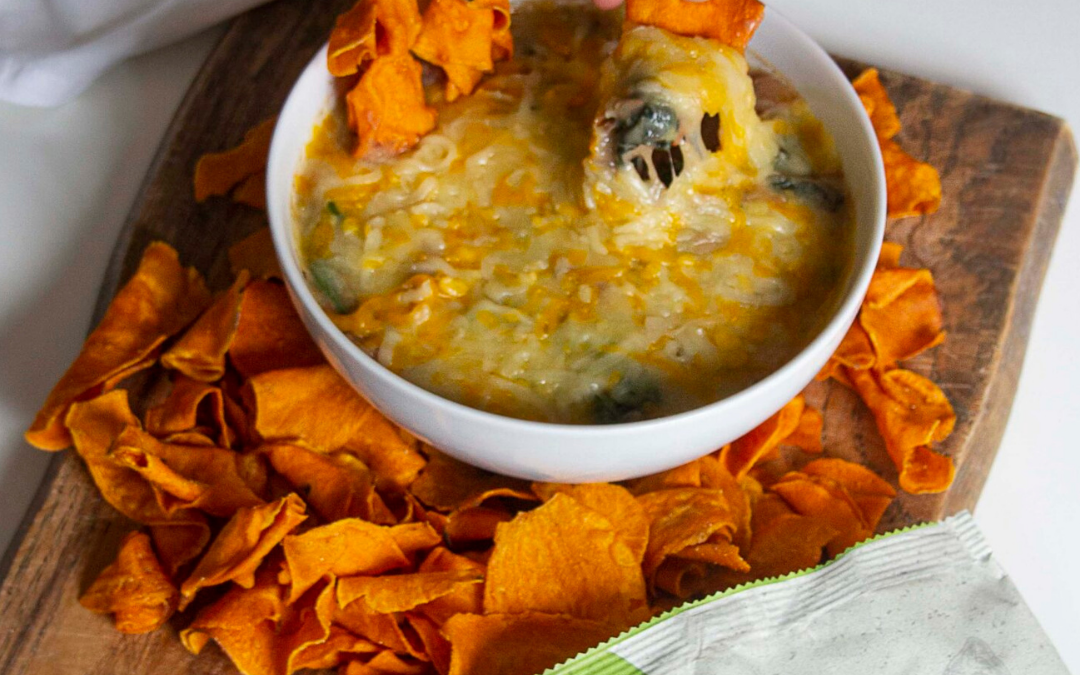 Dip vegetariano de espinacas, tomate seco, dátiles y nueces con chips de boniato