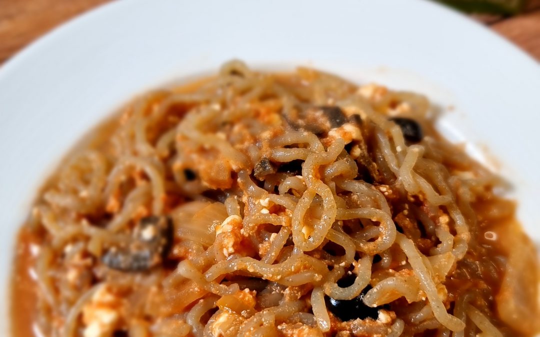 Pasta de Konjac con Salsa de Tomate y Feta